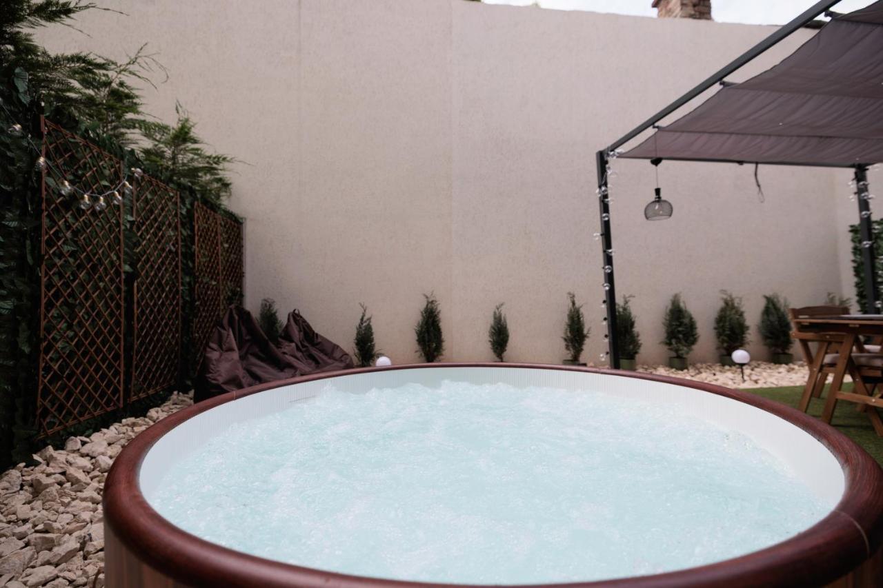 Downtown Hidden Garden With Jacuzzi In Bucarest