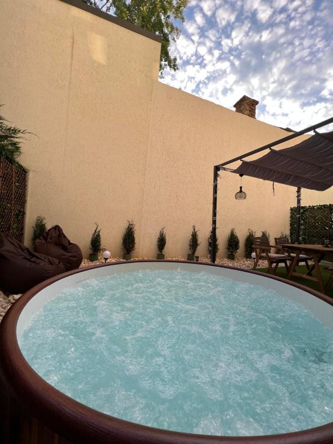 Downtown Hidden Garden With Jacuzzi In Apartamento