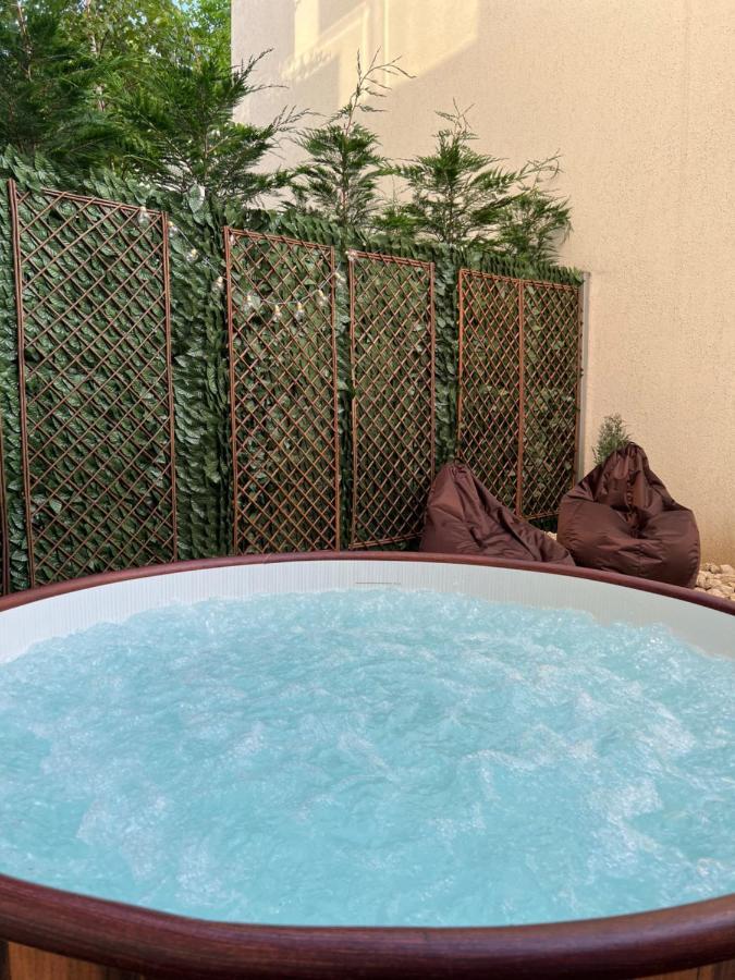 Downtown Hidden Garden With Jacuzzi In Apartamento Bucarest
