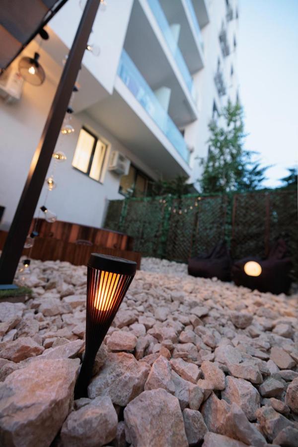 Downtown Hidden Garden With Jacuzzi In Apartamento Bucarest