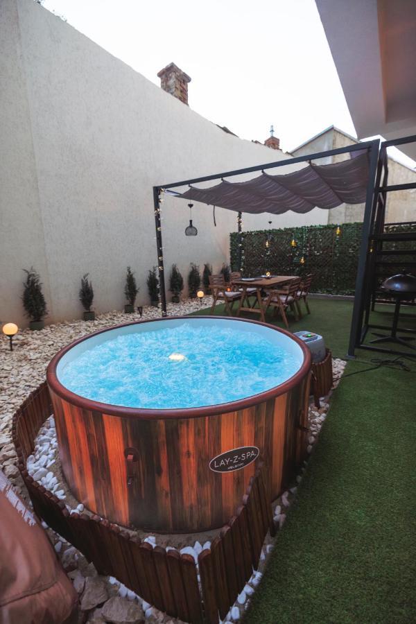 Downtown Hidden Garden With Jacuzzi In Apartamento